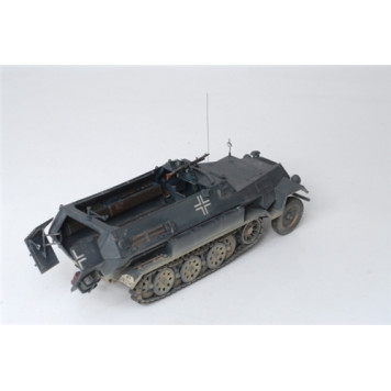 German Half-Track Armored Personnel Carrier "Hanomag" Sd.Kfz 251/1 AusF.B Model Kit-2