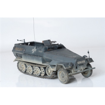 German Half-Track Armored Personnel Carrier "Hanomag" Sd.Kfz 251/1 AusF.B Model Kit-3