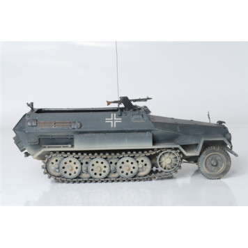 German Half-Track Armored Personnel Carrier "Hanomag" Sd.Kfz 251/1 AusF.B Model Kit-4