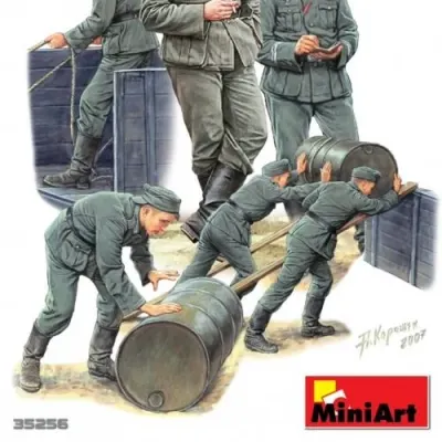 German Soldiers Loading Model Kit Special Edition