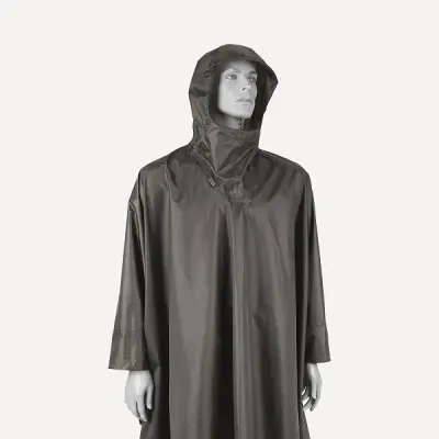 Olivenfarbenes Ripstop-Tafetaponcho mit erweiterten Funktionen